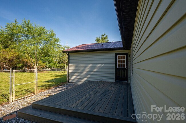 Building Photo - 412 Forest Dr