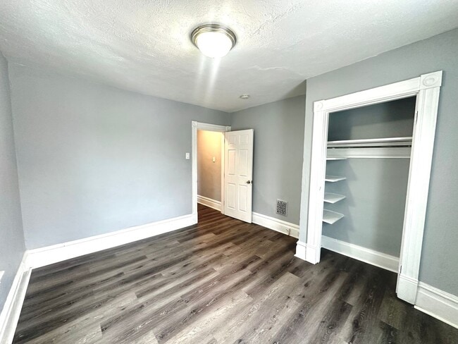 Building Photo - Completely Updated 3 Bed, 1 Bath Unit in Pitcairn - Available Immediately!