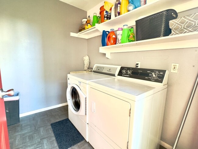 Building Photo - Upgraded One-Bedroom in Kensington