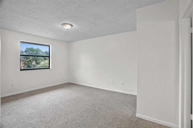 Building Photo - 1013 SW 112th Ter