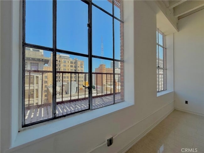 Building Photo - 312 W 5th St
