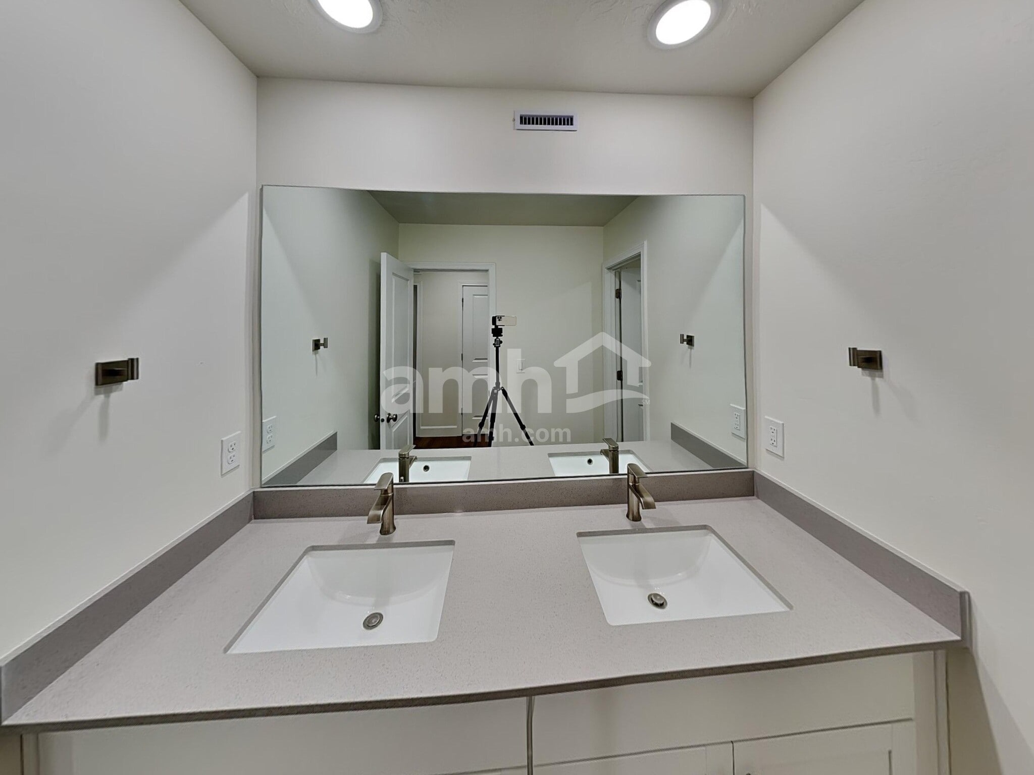 Building Photo - 4390 N Poplar St