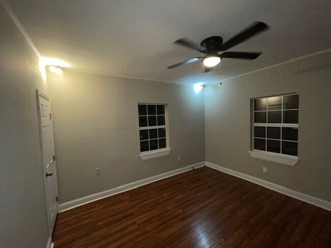 Building Photo - 3 bedrooms 1 bath