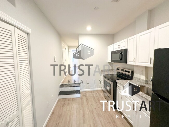 Building Photo - 2404 W Thompson St