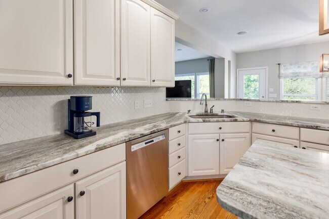 Building Photo - Short term rental available