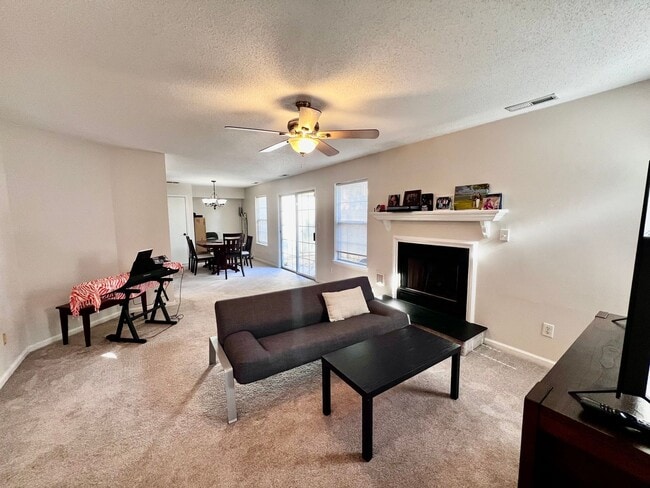Building Photo - Beautiful 2-Bedroom End Unit Townhome in O...