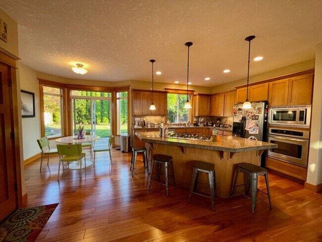 Building Photo - Application Pending - 4 Bedroom Home For R...