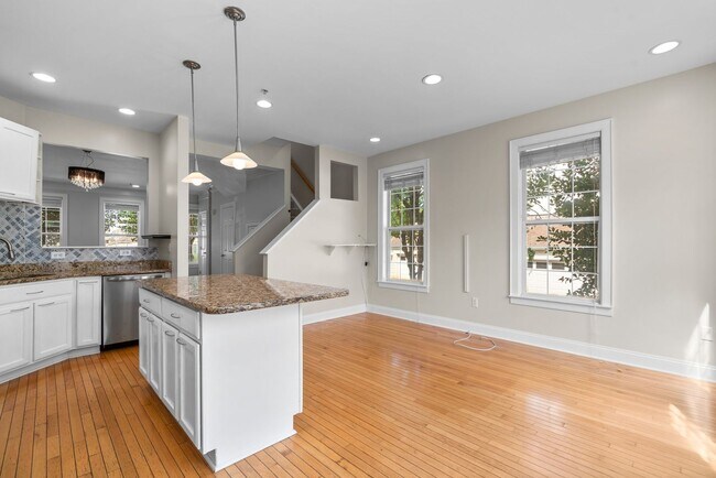 Building Photo - 2 Bed 2.5 Bath - Lakelands Townhome - Deta...