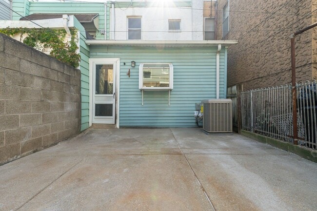 Building Photo - Newly Renovated 2-Bedroom 1-Bathroom Home in Port Richmond Available Now!