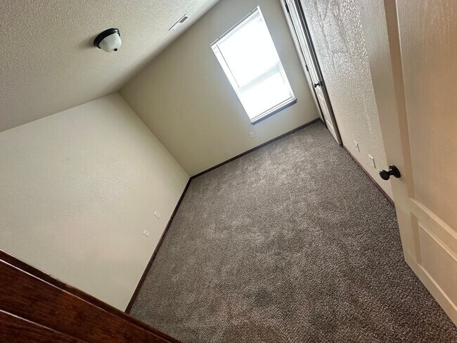 Building Photo - 3 Bed Single Level Duplex in Lee’s Summit