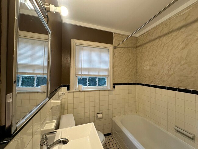 Building Photo - Rowland Duplex 130/130 1/2 *LEASE UP*