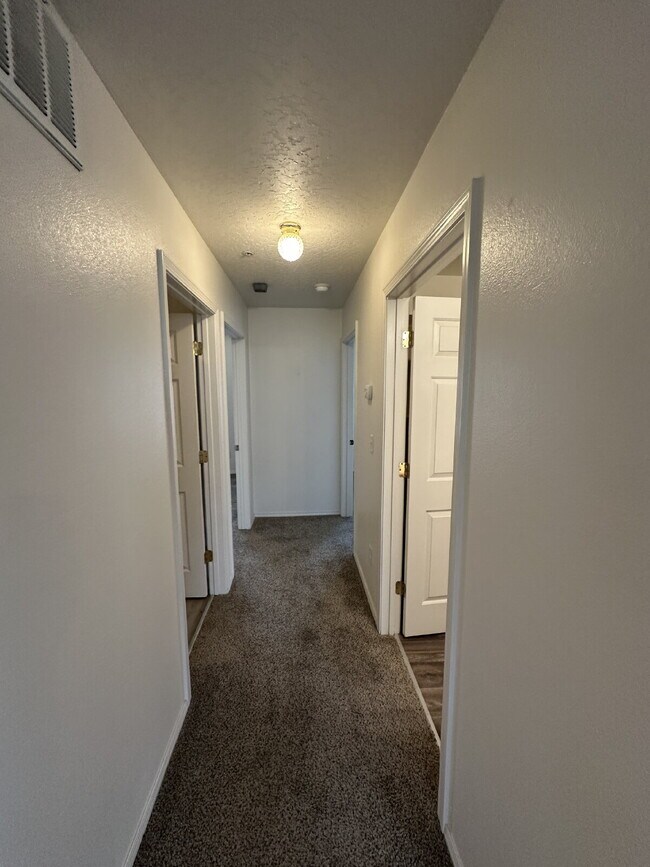 Building Photo - "Charming 2-Bed Retreat with Spacious 1000 sqft Layout in Nampa's Heart!"