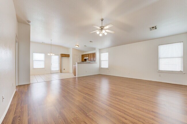Building Photo - 2813 Edgemere Dr