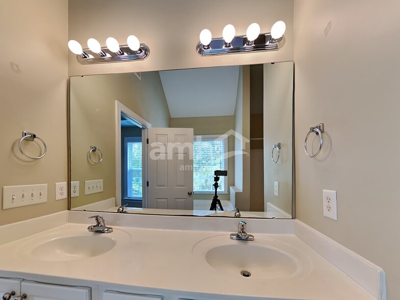 Building Photo - 56 Locket Dr