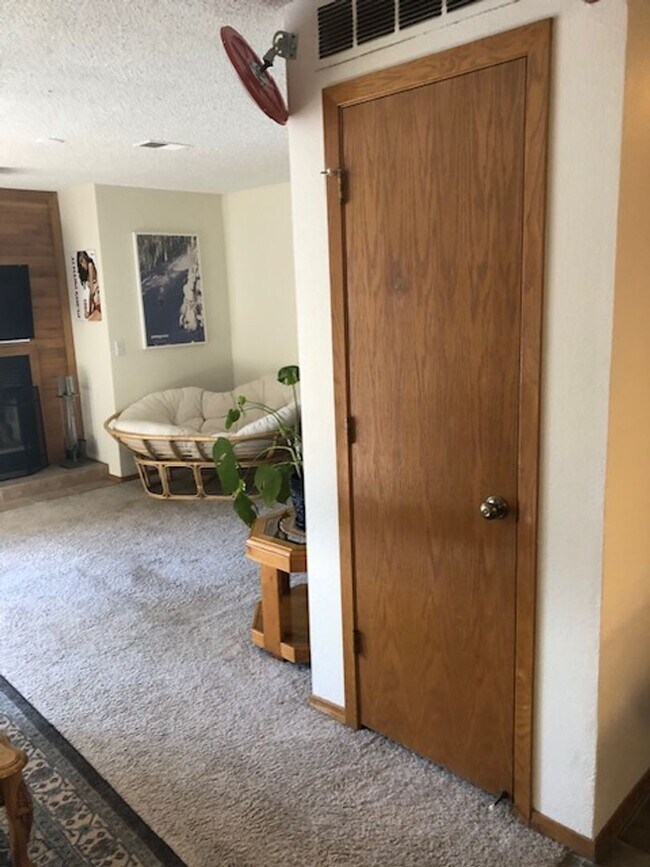 Building Photo - Furnished or Unfurnished One Bedroom / One Bath Apartment in Central Boulder