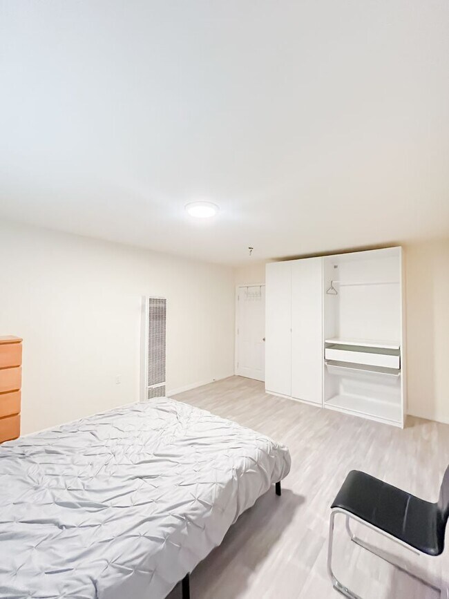Building Photo - 807 Wilton Pl