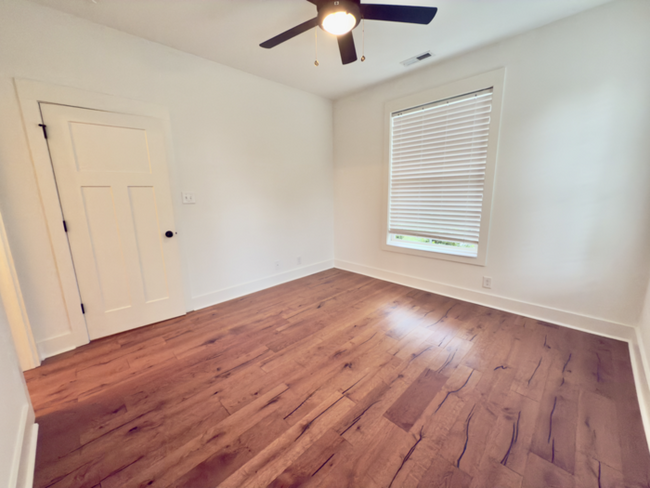 Building Photo - Beautiful 3 bed 3 bath WALKABLE to restaur...