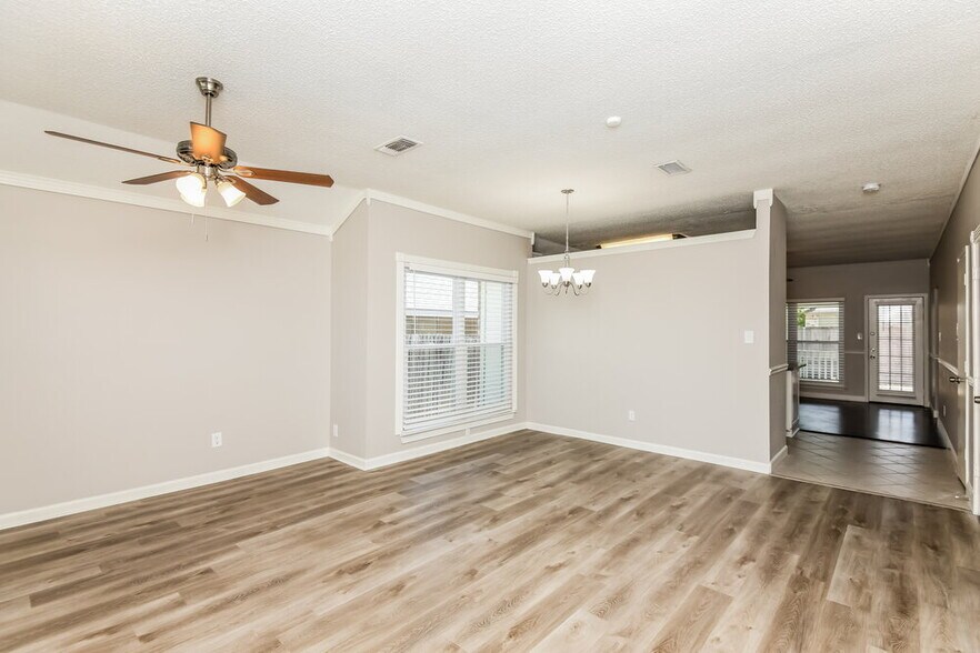 Building Photo - 216 Rosewood Ln