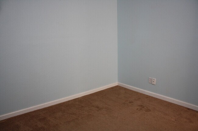 Building Photo - Fabulous 3 bedroom 2 bathroom Big Back Yard