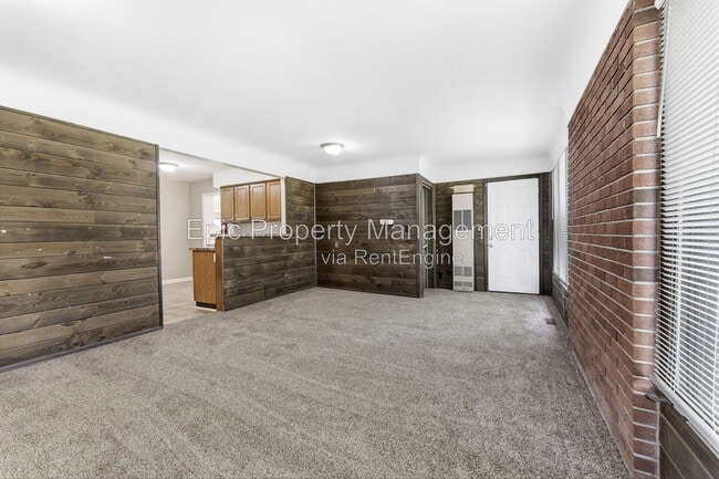 Building Photo - 812 Riverbank St