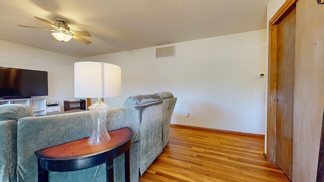 Building Photo - 1222 Thomas Dr