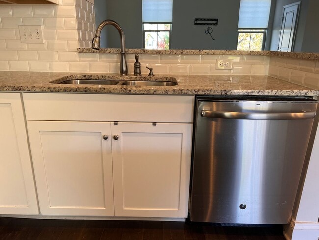 Building Photo - 818 Oval Park Ln