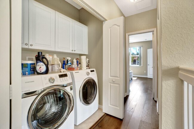 Building Photo - 117 E Prive Cir