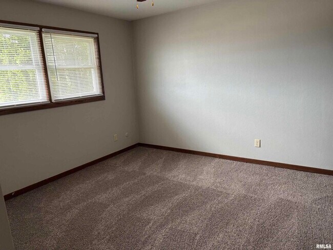 Building Photo - 1320 E 38th St