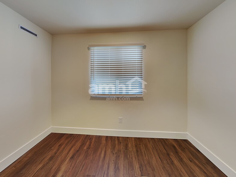 Building Photo - 936 Moorside Ave