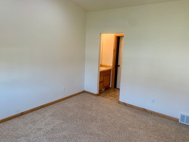 Building Photo - 3 bedroom 2 bath townhome