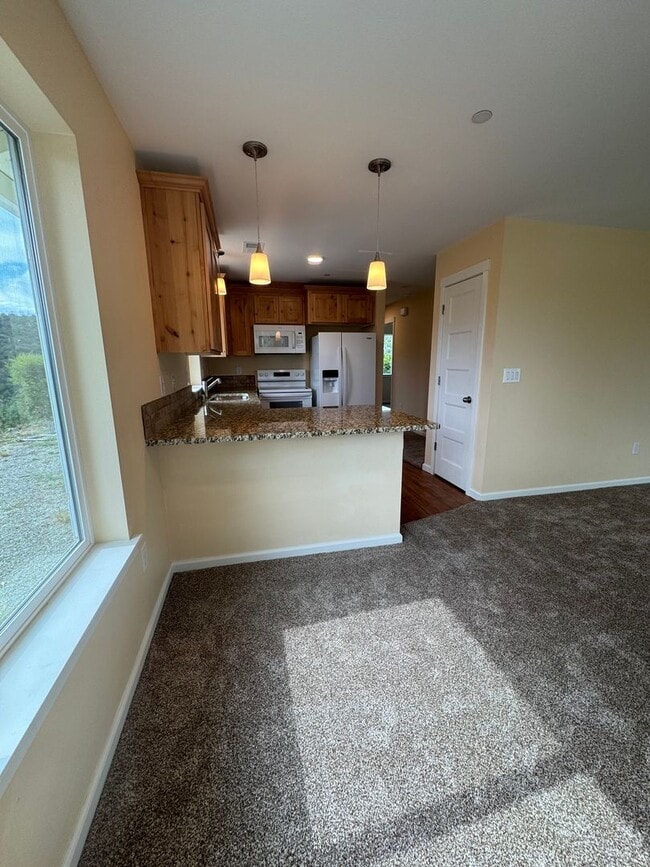 Building Photo - 2/1 HOME WITH BEAUTIFUL VIEWS