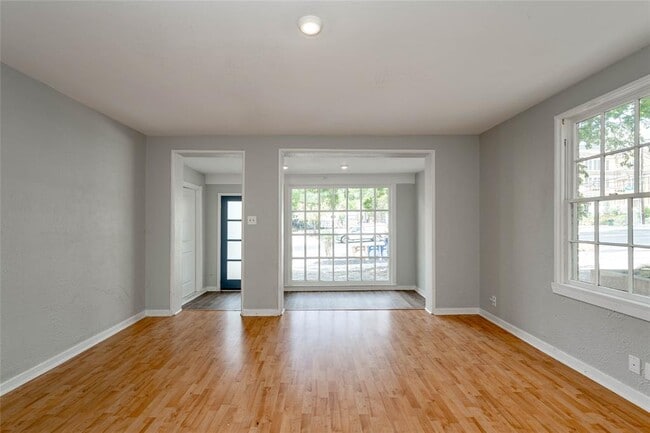 Building Photo - 807 W 12th St