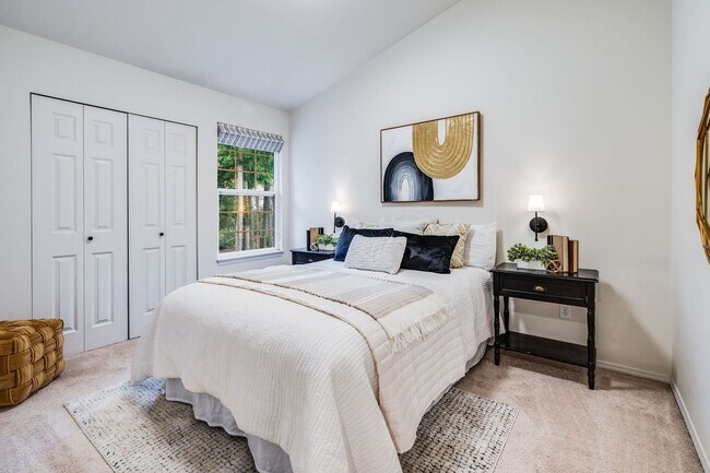 Building Photo - RENOVATED 3 BED, 3 BATH KIRKLAND TOWNHOME W GARAGE & EASY COMMUTE!