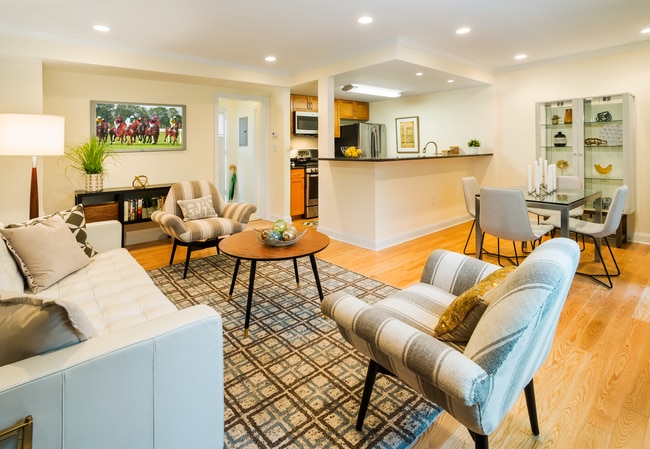 Building Photo - Incredible Deal - 2Bed, 1 Bath South Brookline Townhouse