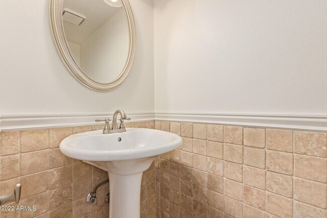 Building Photo - Great Location in Scottsdale!  2 bedroom, 1.5 bath, community pool