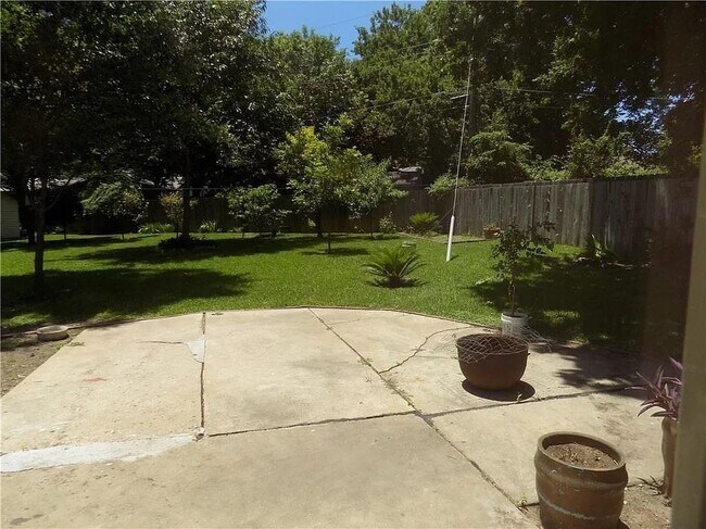 Building Photo - 8402 Leesburg Cir