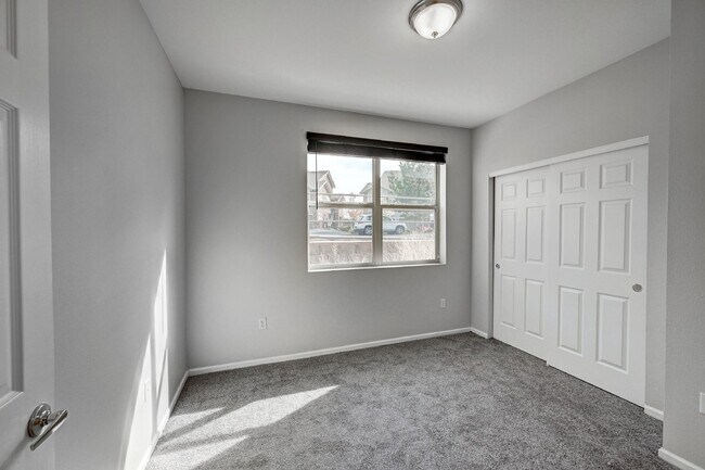 Building Photo - $1,950.00 - 2 Beds, 2 Bath, Condo in Auror...