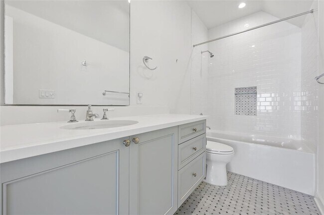 Building Photo - 2518 Sutherland St