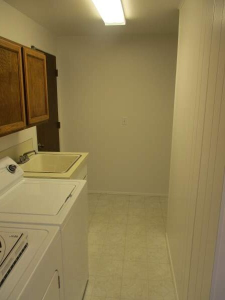 Building Photo - Wonderful 3 Bedroom Rambler in West Park E...