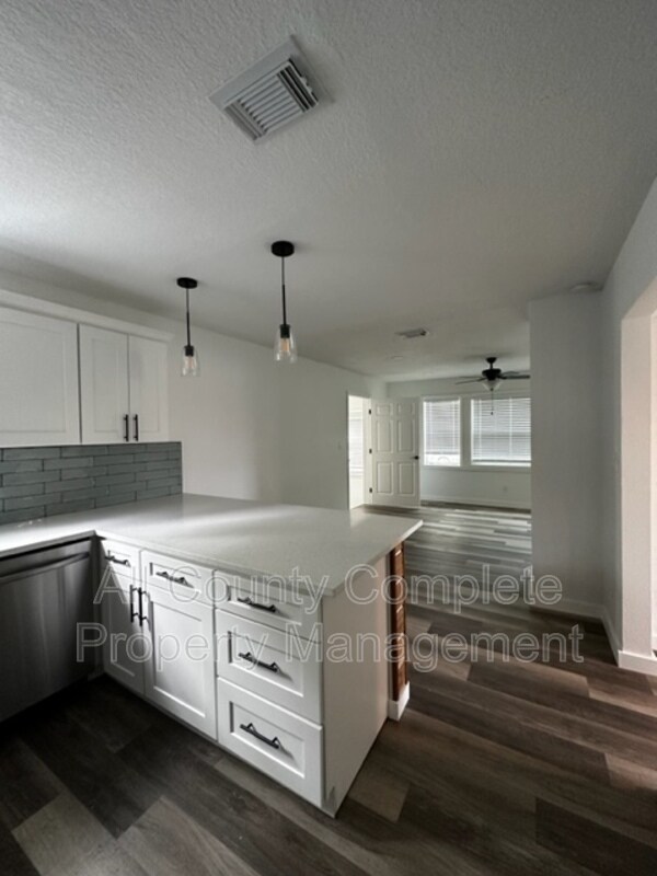 Building Photo - 7616 Lueders Ave