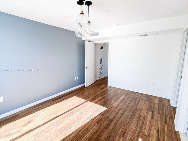 Building Photo - 163 N Shore Dr