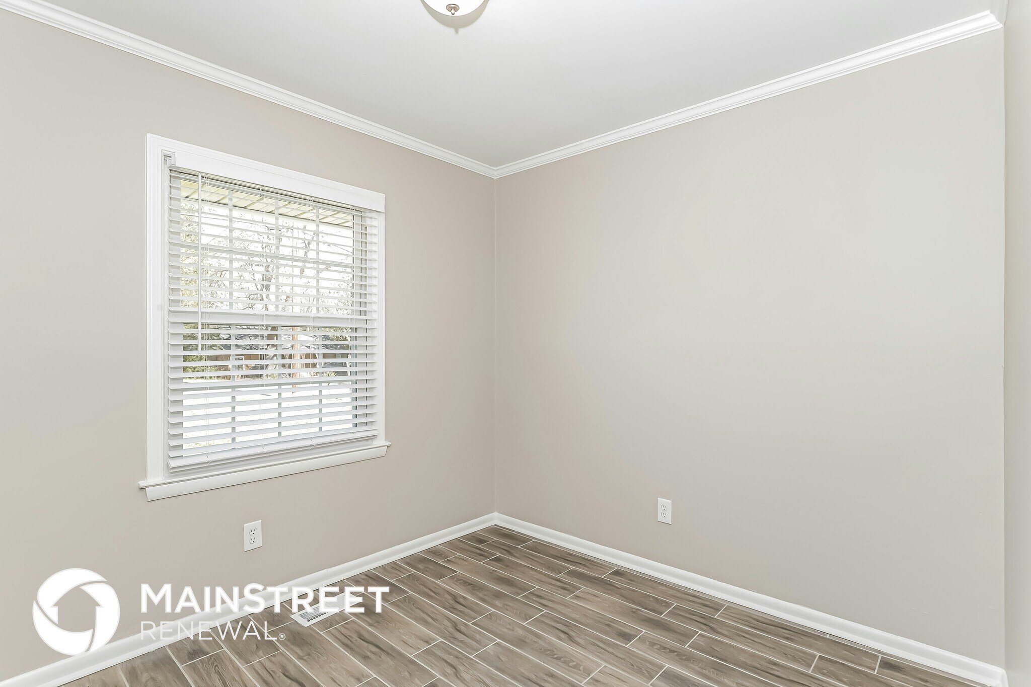 Building Photo - 634 Roxbury Dr