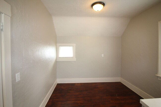 Building Photo - 4 Bedroom Home on West Side!