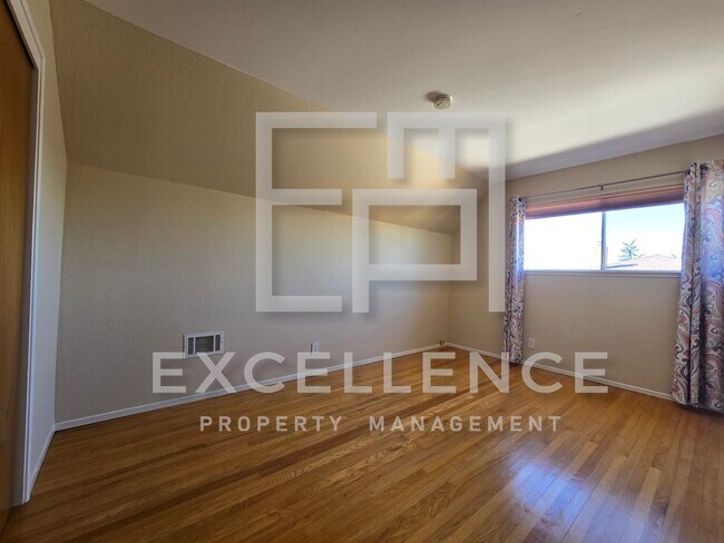 Building Photo - 2 Story 4/2 + Office, Hwf, Pets Negotiable...