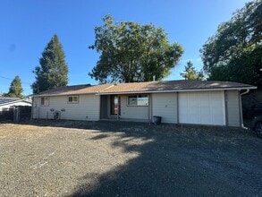 Building Photo - Roseburg 2 bedroom, 1 bath house with garage