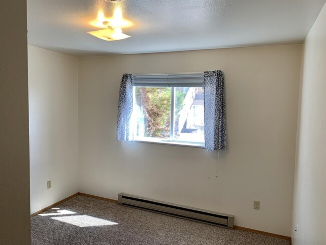 Building Photo - 323 Janet St