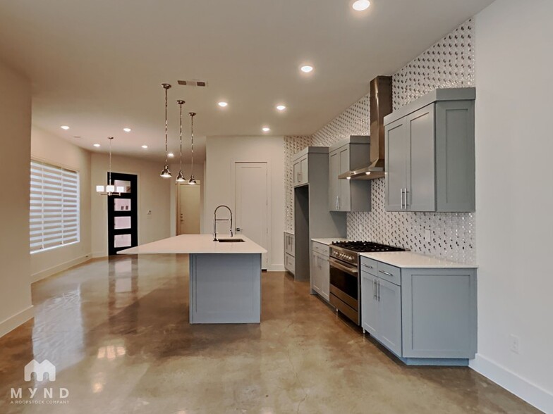 Building Photo - 2345 Vagas St