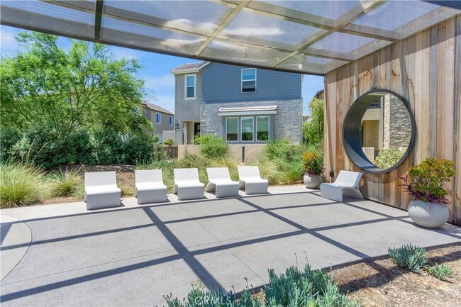 Building Photo - 156 Chorus