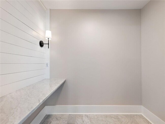 Building Photo - 3965 Hamilton View Way NE