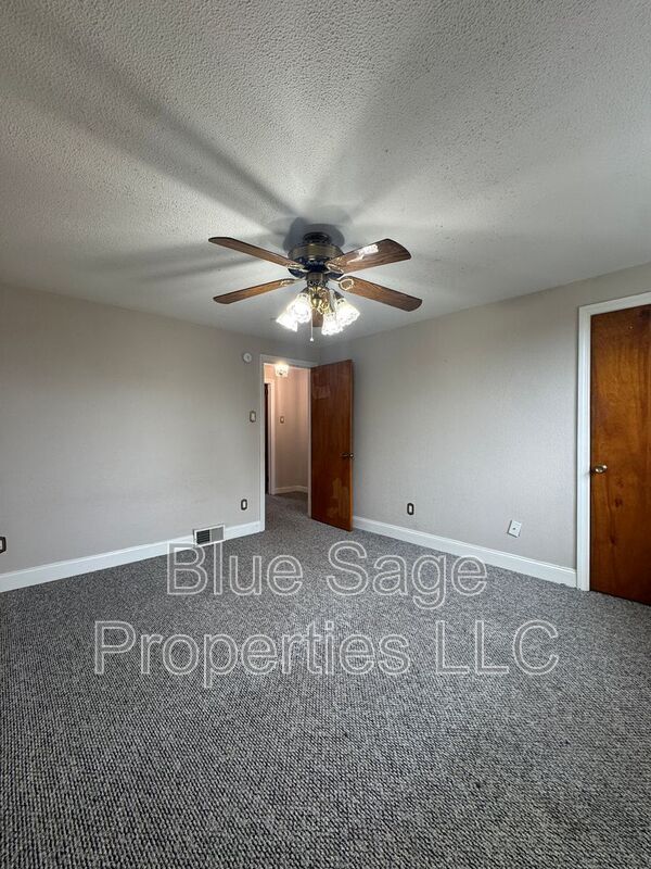 Building Photo - 228 W Wyncliffe Ave